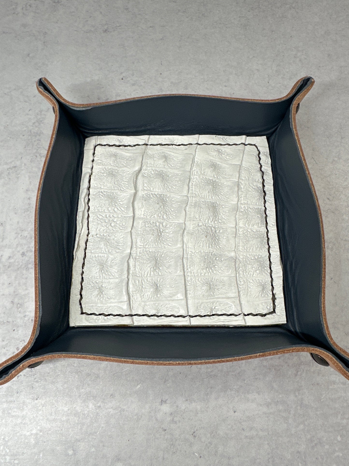 Navy/Natural/White Alligator Valet Tray